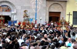 Processione San-Nicandro-uscita-basilica