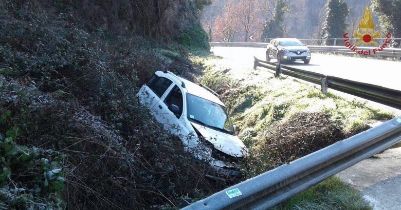 auto finisce in una cunetta Colli a Volturno