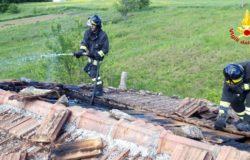 CRONACA - A fuoco il tetto di una casa, intervento dei Vigili del Fuoco