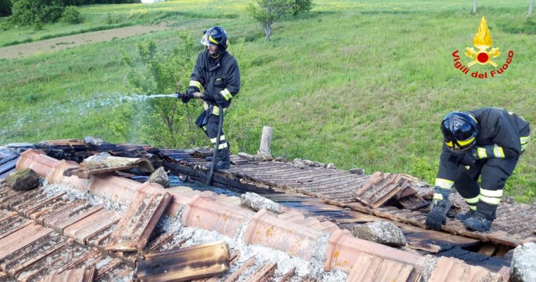 CRONACA - A fuoco il tetto di una casa, intervento dei Vigili del Fuoco