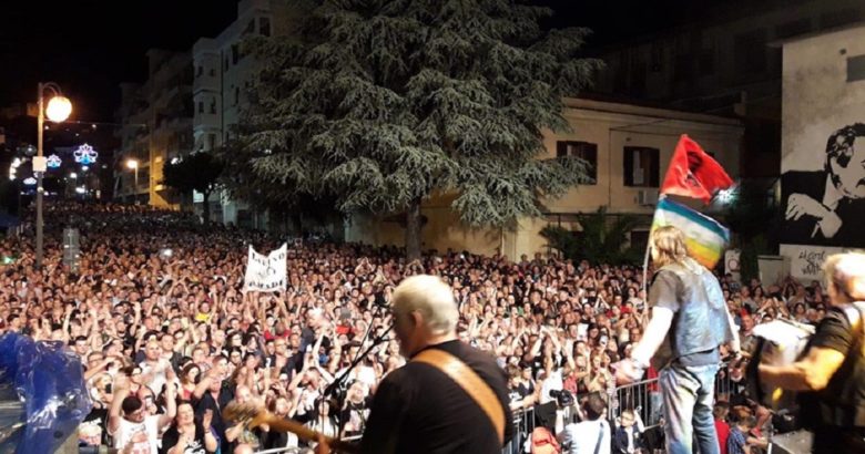 VENAFRO - Un bagno di folla per il concerto dei Nomadi, un vero successo in migliaia in città
