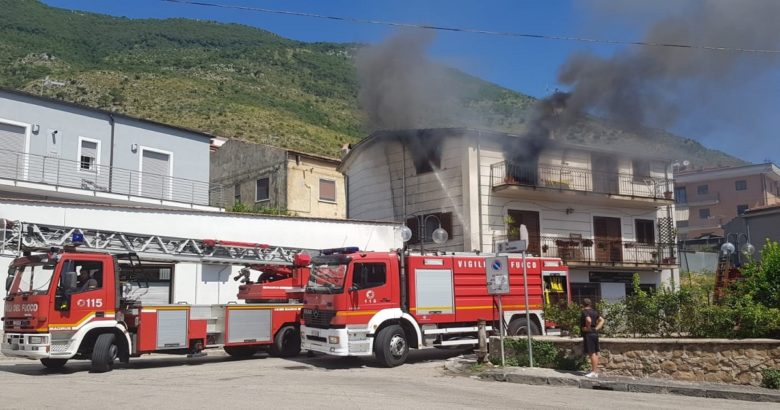 VENAFRO - Incendio, appartamento distrutto dal rogo