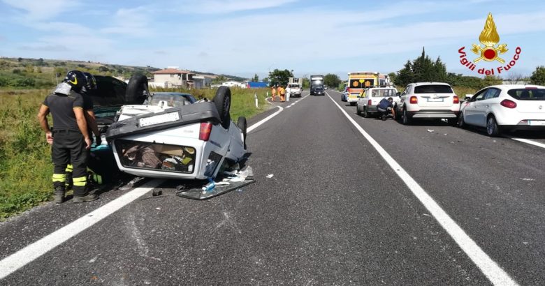 CRONACA - Incidente stradale, cinque auto coinvolte: una si ribalta. Tre persone in ospedale