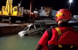 TRAGICO INCIDENTE - Precipita in mare con l'auto, muore un 76enne