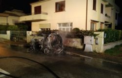 VENAFRO - Smart prende fuoco, auto distrutta dalle fiamme