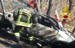 Bruciano l'auto usata per la rapina al portavalori finisce in un dirupo e innesca un incendio