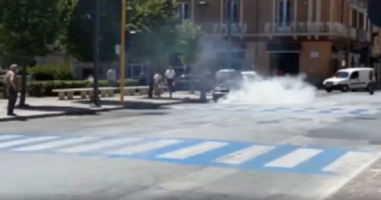 ISERNIA - Auto a fuoco davanti la Stazione, interviene la Polizia per domare le fiamme