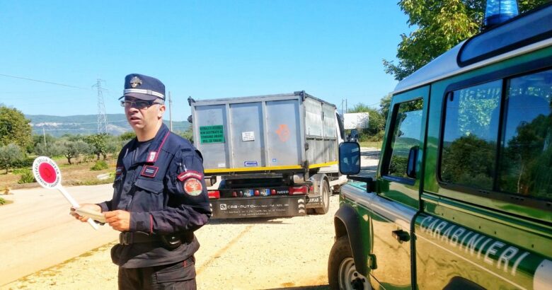 rifiuti speciali, denunciati, carabinieri forestali