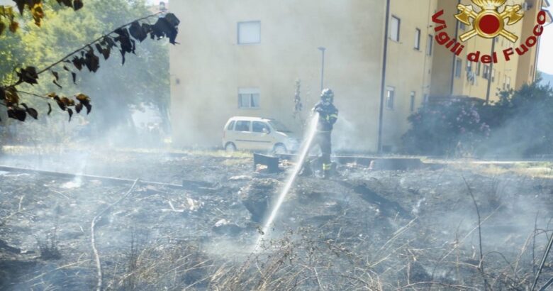 Venafro, incendio, sterpaglie, abitazioni