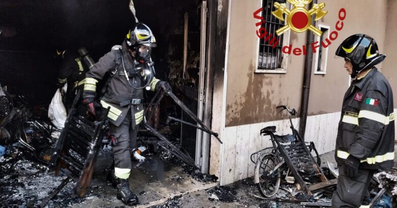 Incendio, garage, Ripalimosani, locale, materiale, distrutto